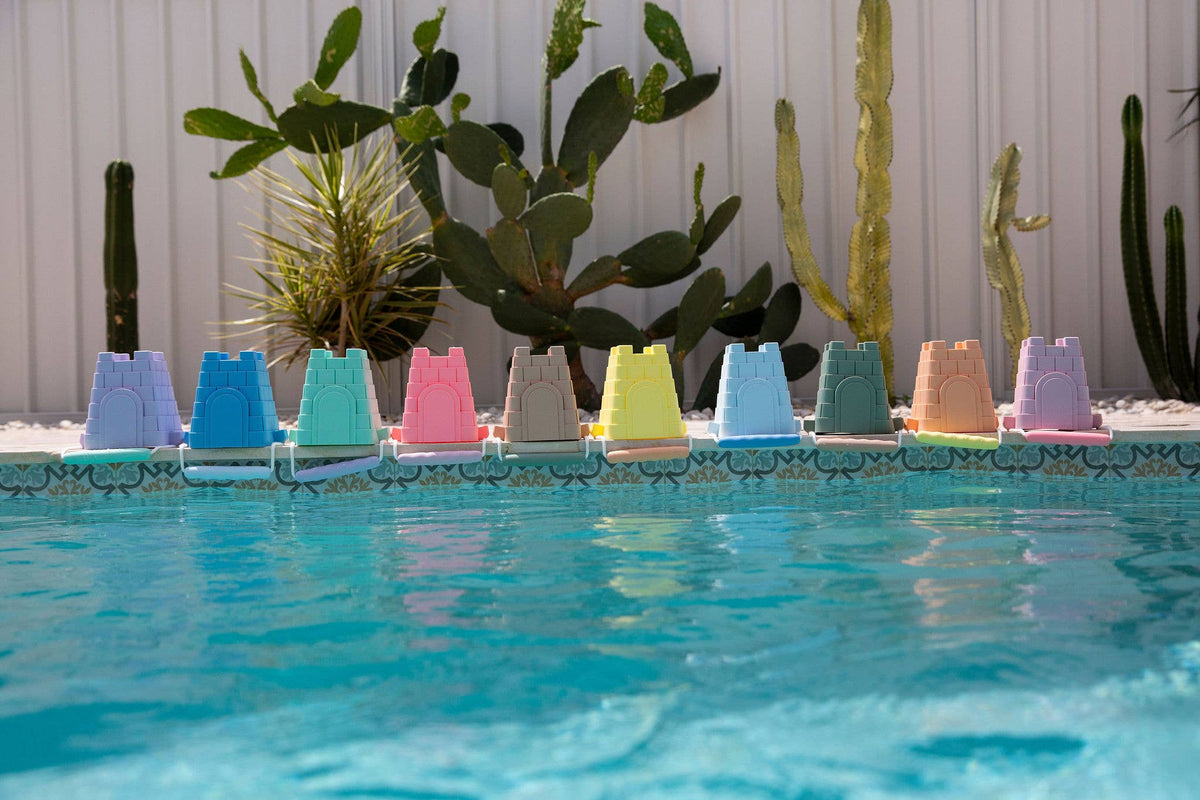 Silicone Beach Bucket - Clovelly Castle: Pink with bright pink handle